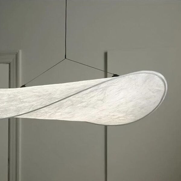 Suspension luminaire raffinée en soie aux lignes contemporaines