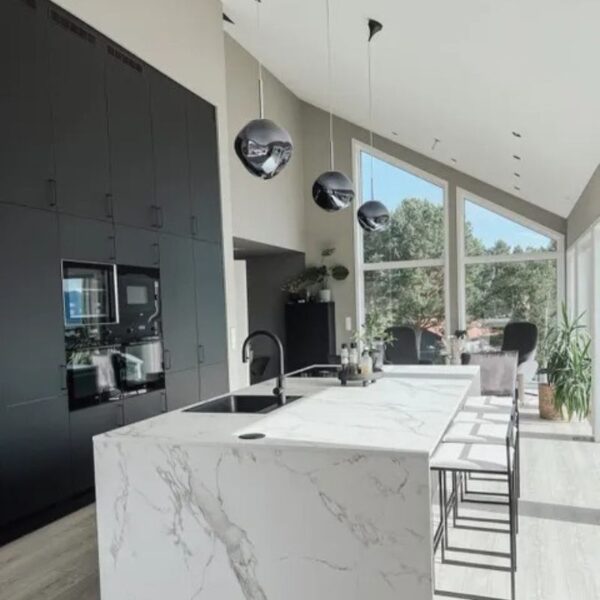 Suspension luminaire sphérique au fini argenté contemporain