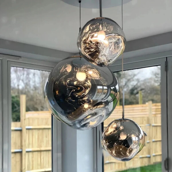 Bolvormige hanglamp in een eigentijdse zilveren afwerking
