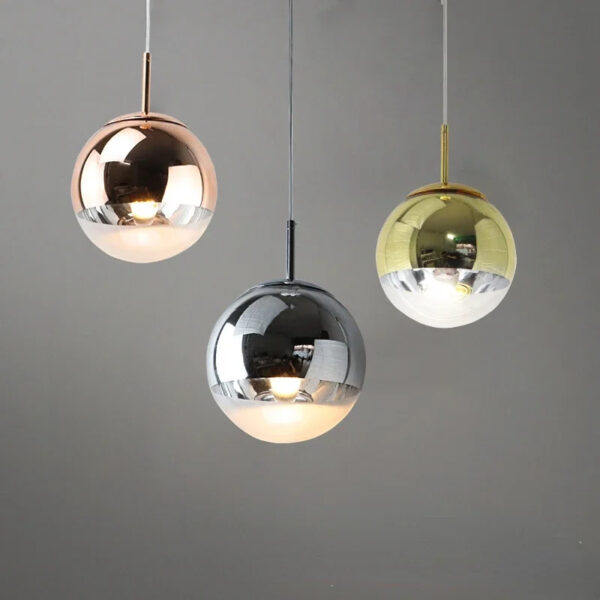 Bolvormige hanglamp in edel metaal