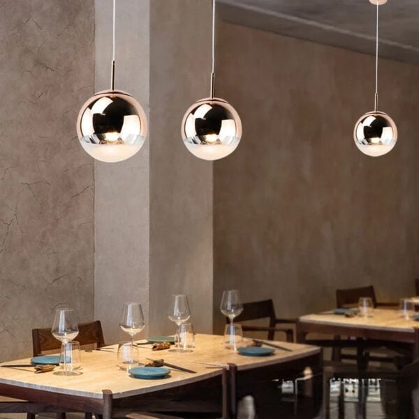 Bolvormige hanglamp in edel metaal