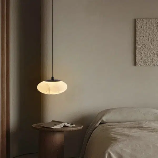 Suspension lumineuse circulaire en marbre au design épuré