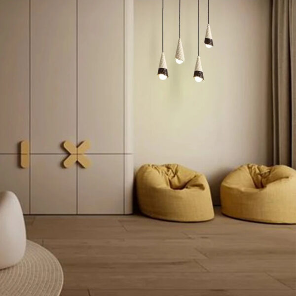 Suspension lumineuse sculptée en forme givrée