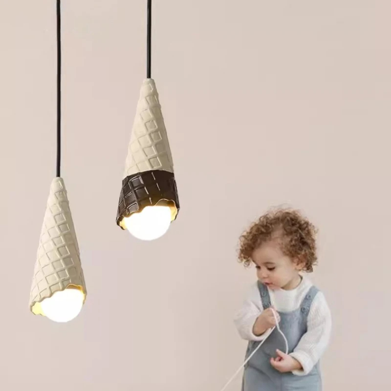 Suspension lumineuse sculptée en forme givrée