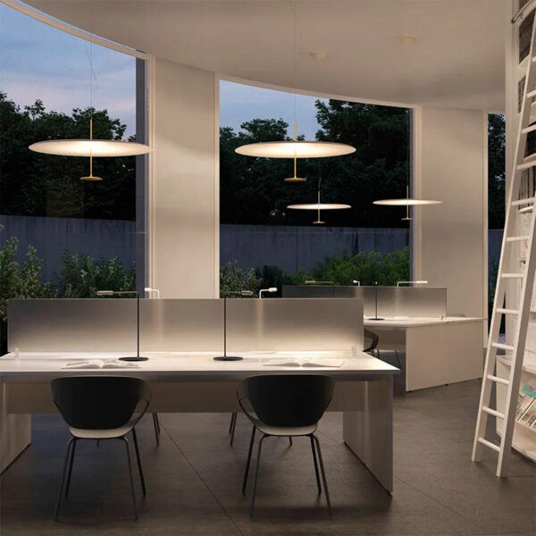 Scandinavische hanglamp met architecturale lijnen