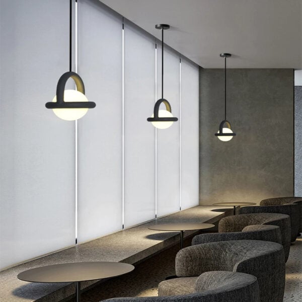 Ronde Scandinavische hanglamp in mat zwart voor eigentijdse interieurs