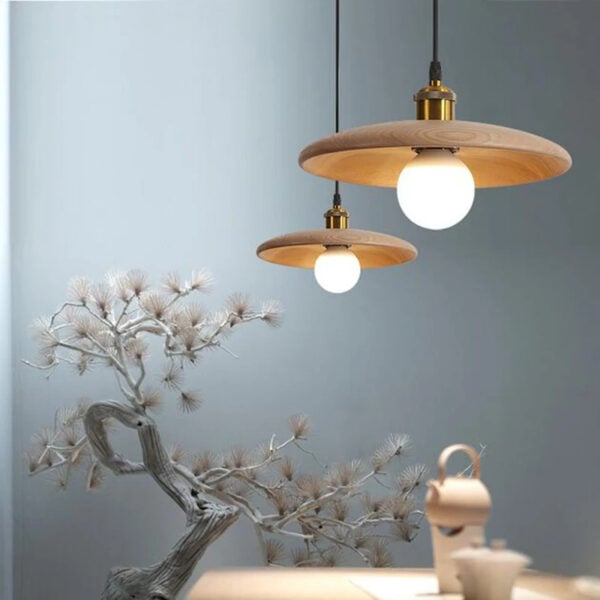Scandinavische hanglamp in natuurlijk hout