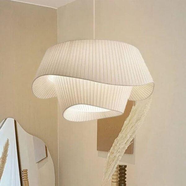 Suspension nordique en tissu blanc, élégance aérienne