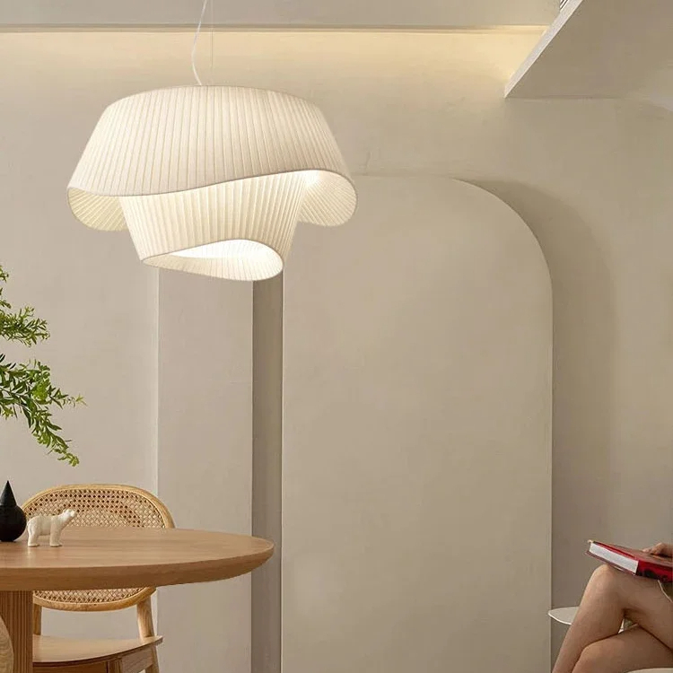 Suspension nordique en tissu blanc, élégance aérienne