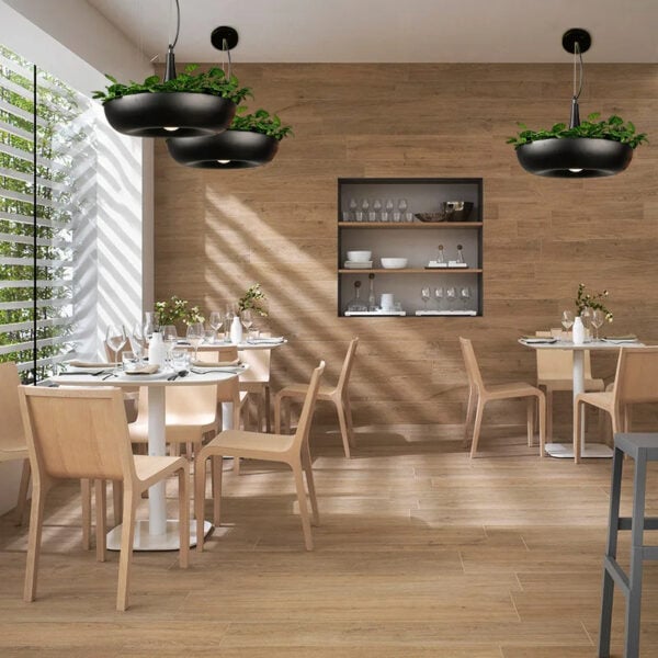 Strakke Scandinavische hanglamp met een natuurlijk plantenaccent