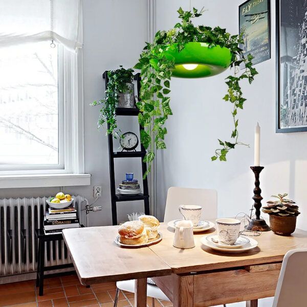 Strakke Scandinavische hanglamp met een natuurlijk plantenaccent