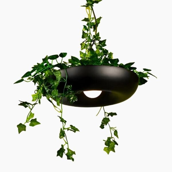 Strakke Scandinavische hanglamp met een natuurlijk plantenaccent
