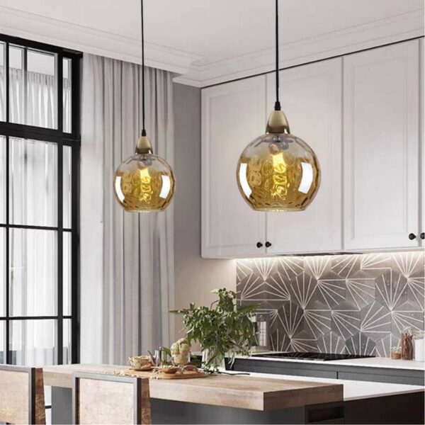 Suspension contemporaine en verre teinté aux accents nordiques