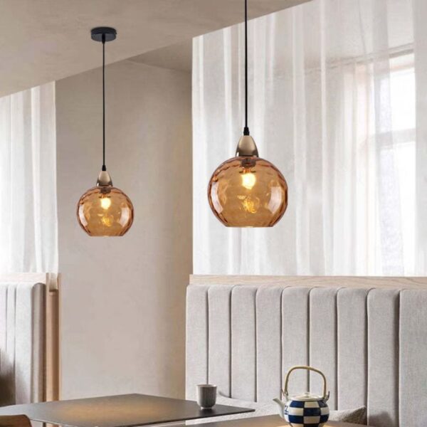 Suspension contemporaine en verre teinté aux accents nordiques