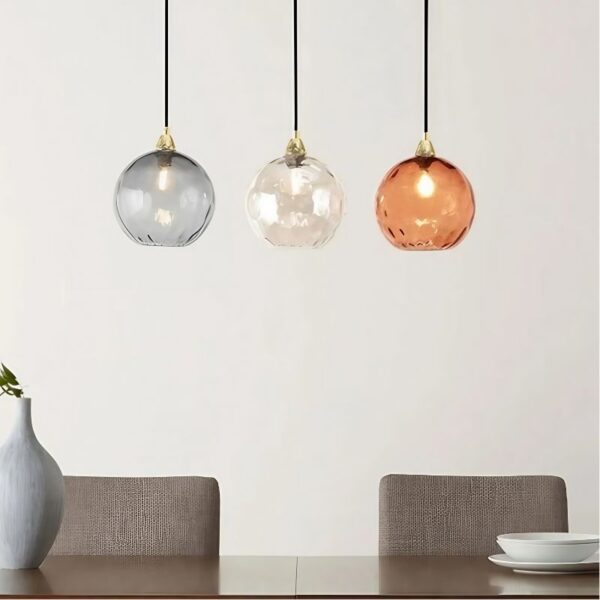 Suspension contemporaine en verre teinté aux accents nordiques