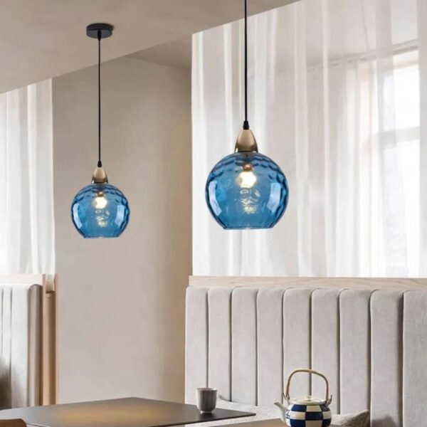 Suspension contemporaine en verre teinté aux accents nordiques
