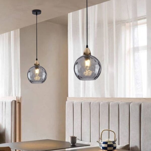 Suspension contemporaine en verre teinté aux accents nordiques