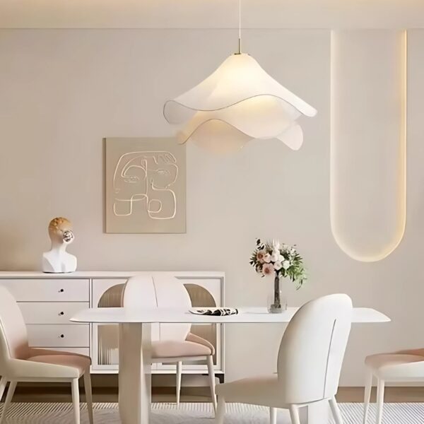 Suspension nordique en tissu blanc à silhouette organique