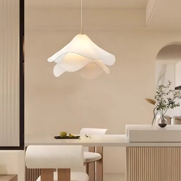 Suspension nordique en tissu blanc à silhouette organique