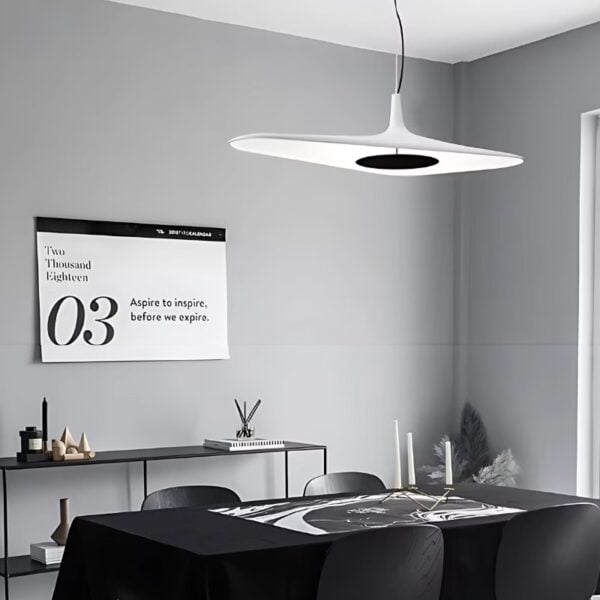 Suspension design en résine blanche d'inspiration nordique