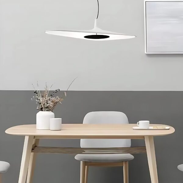 Suspension design en résine blanche d'inspiration nordique