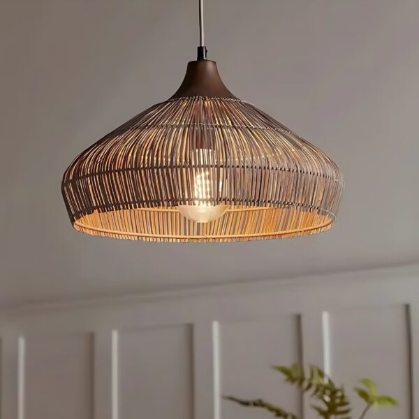 Suspension luminaire artisanale en rotin d'inspiration orientale
